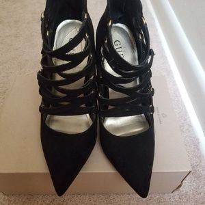 GUESS BACK ZIP PUMPS!! 💃🖤👠